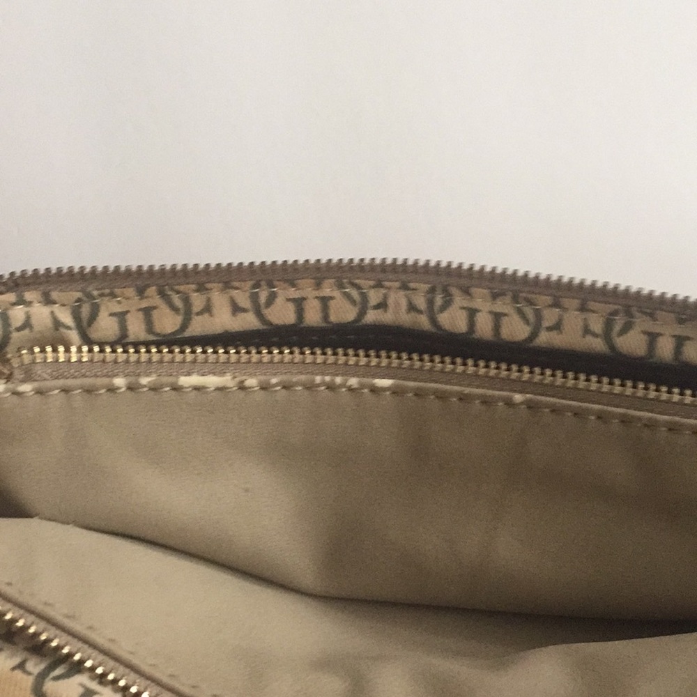 Preowned Guess women,s cross body handbag$38.00 - Picture 6 of 12